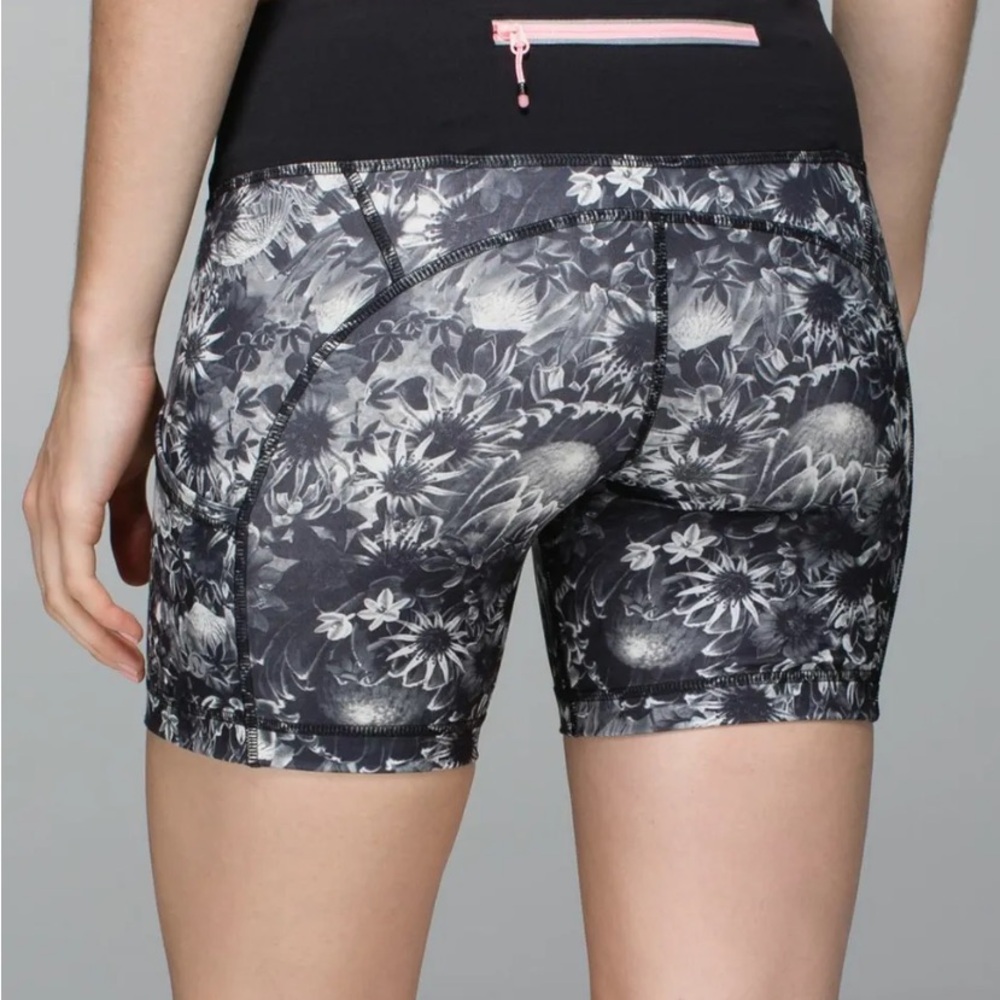 LULULEMON RUN: DART & DASH SHORTS LUXTREME BLOCK-IT FLOWABUNGA/BLACK 6